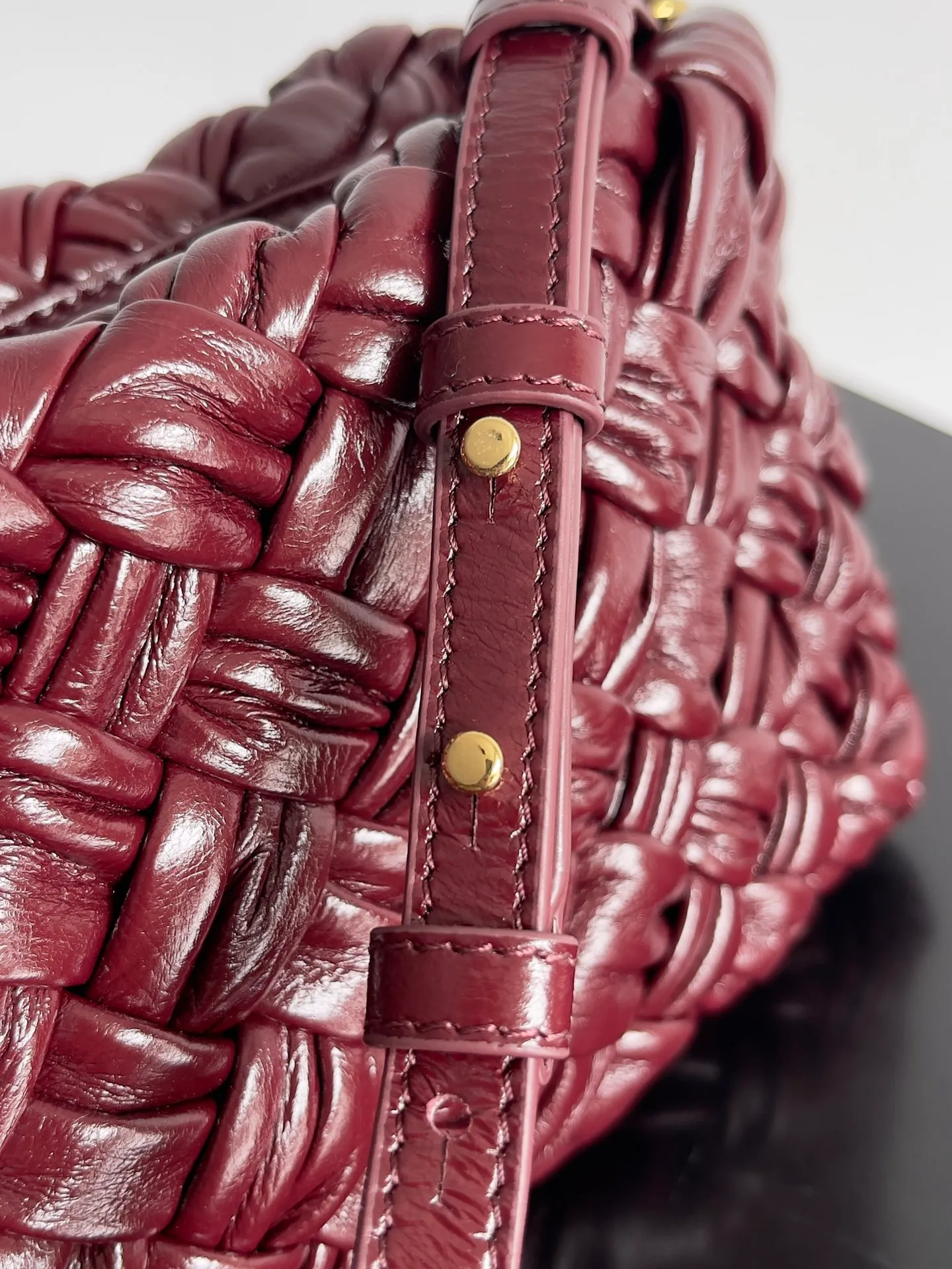 Batch 2560 BottegaVeneta's latest Kalimero cha cha fashionable chacha woven handbag, a solid product! This is really not easy to make. The oil-waxed cowhide used requires craftsmen with more than 10 years of experience to produce the effect. The hand-knitting process is very difficult and time-consuming. It is a very heavy-duty product. It has a unique texture and is worth buying. The length of the shoulder straps is also perfectly adjustable. Style number: 785780 Size: 28.5*15*6cm